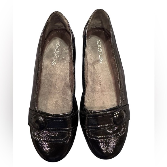 Aerosoles Black Patent Leather Flats Shoes Raspberry Slip On Button Accent Sz 8M - Picture 1 of 8